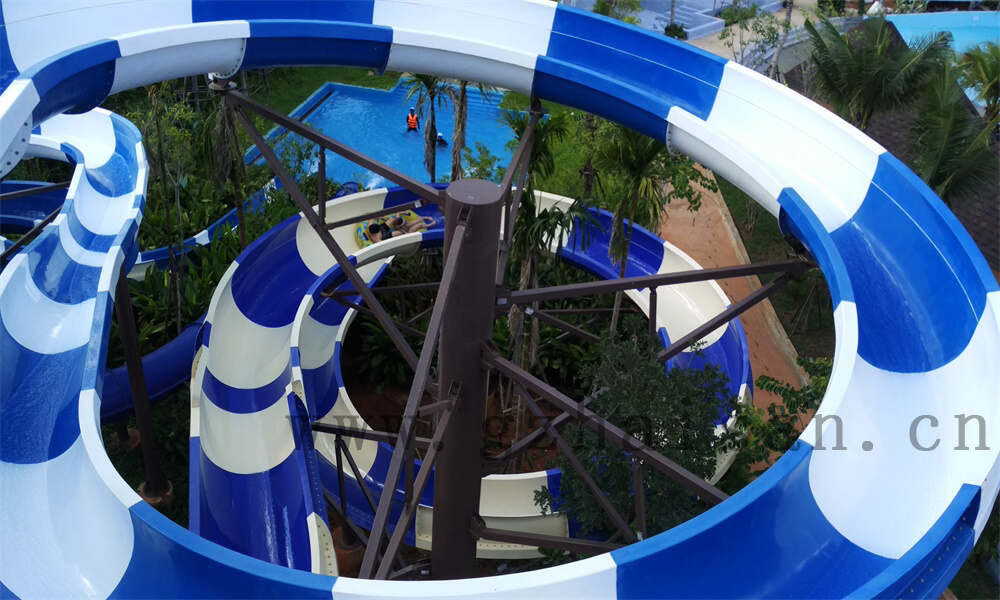 水上滑梯探险记：水乐园狂欢盛宴