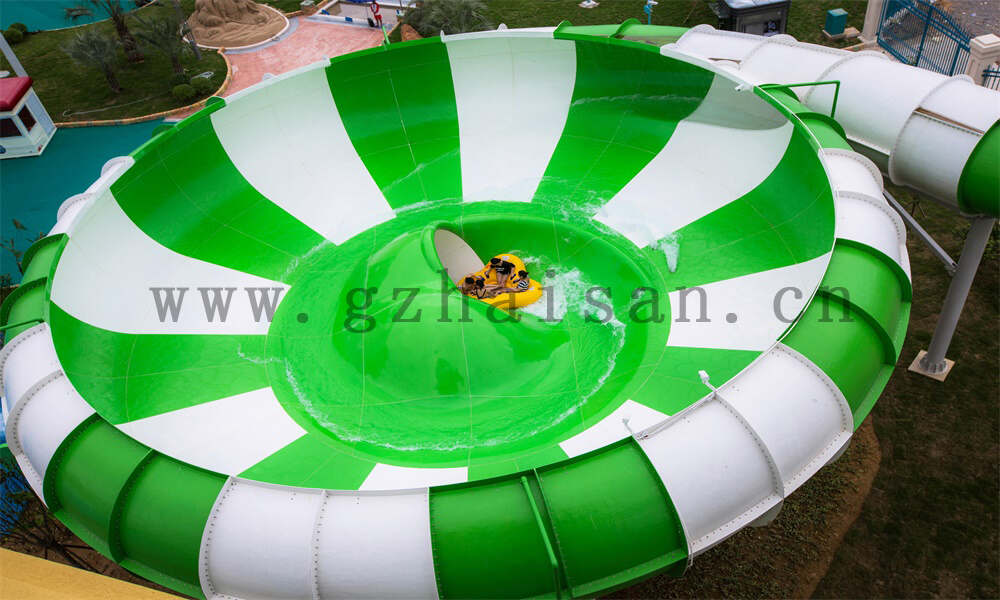 畅享户外水滑梯乐趣，亲子嬉水新地标