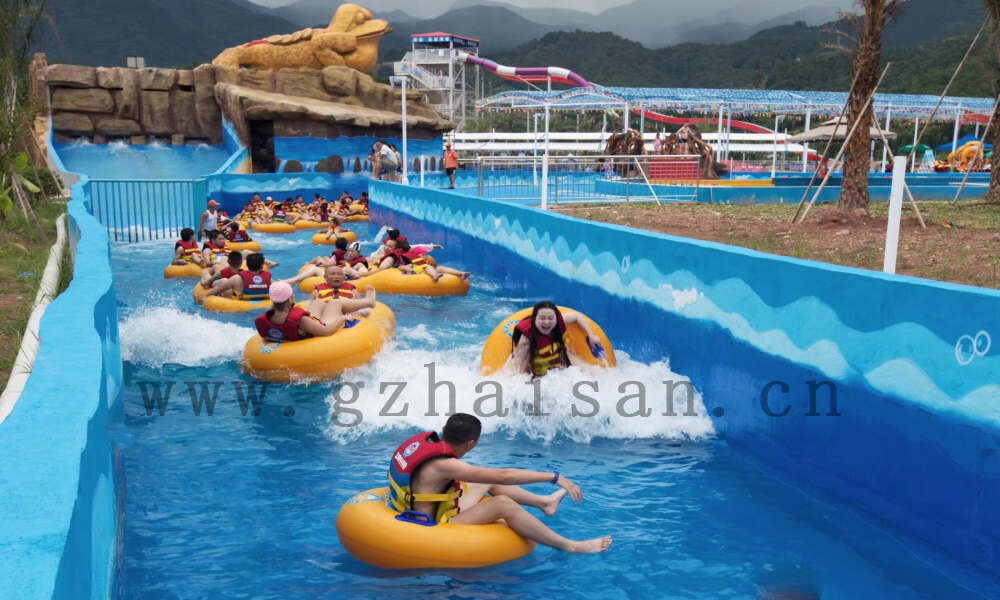水上乐园欢乐无限，体验开水的刺激