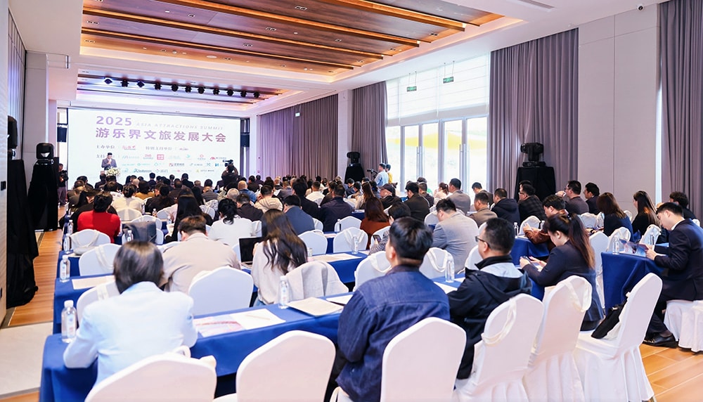 科技铸就非凡体验，专业成就行业标杆——jinnianhui今年会游乐荣膺2025金冠奖“杰出水滑道设备奖”